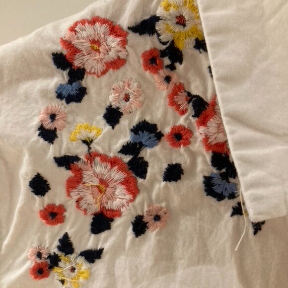 Jennyfer Cropped White Collared Shirt with Emboridery Flowers - Picture 4 of 8